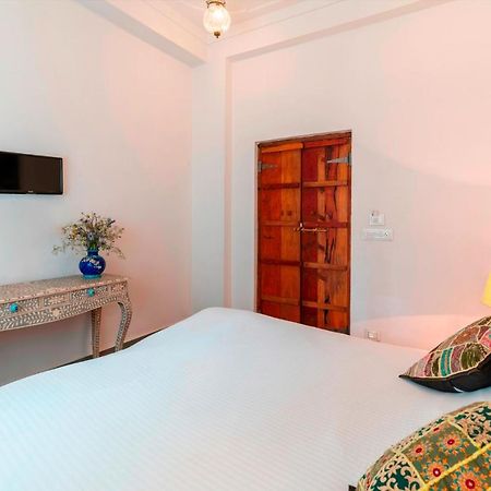 Hibiscus Hotel Udaipur Exterior photo
