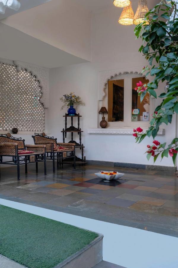 Hibiscus Hotel Udaipur Exterior photo