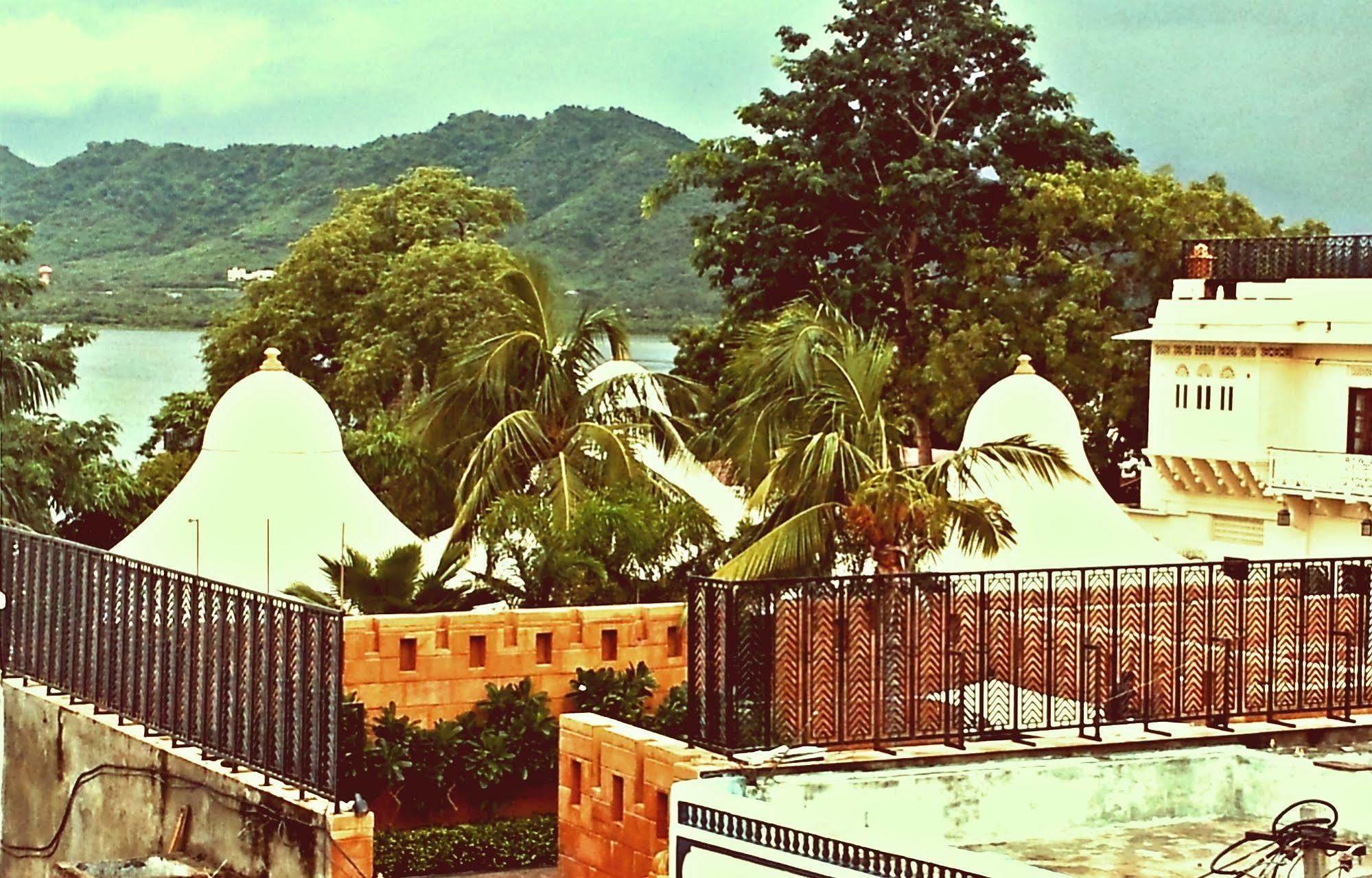 Hibiscus Hotel Udaipur Exterior photo